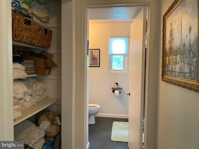 Building Photo - Show stopper