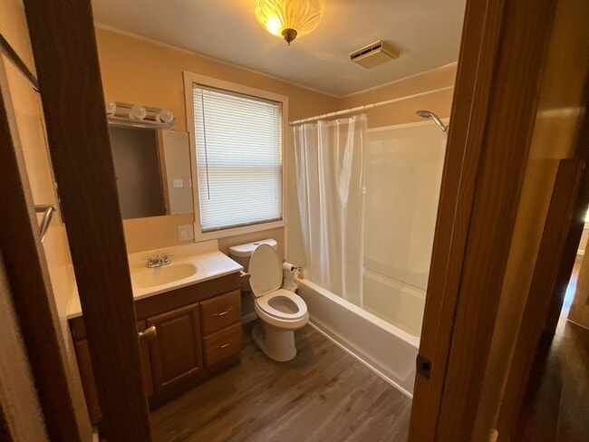 Building Photo - 3 bedroom 2 bath with bonus Office space