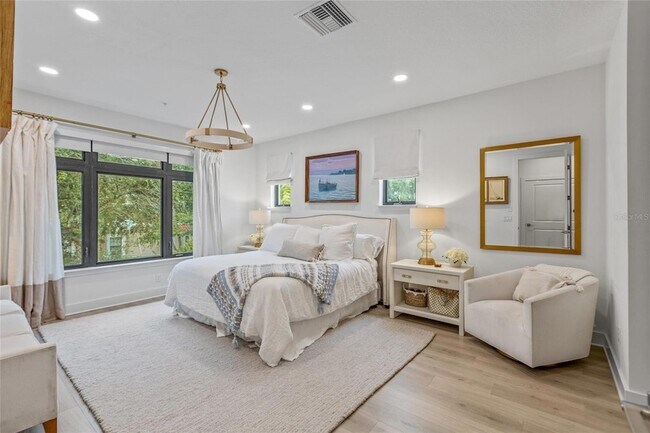 Building Photo - 218 Park Lake St