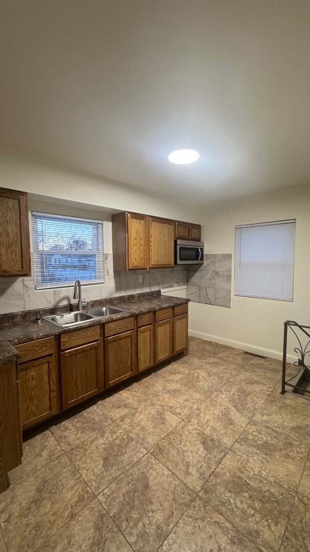 Building Photo - 2162 Vermont St