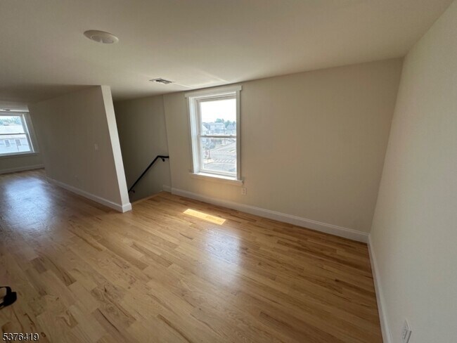 Building Photo - 922 Kenneth Ave