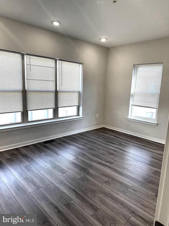 Building Photo - 946 Hts Aly SE