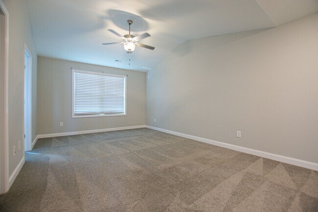 Building Photo - Pet Friendly Four Bedroom!
