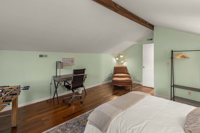 Building Photo - 2110 Loren Cir