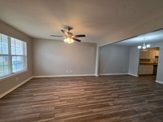 Building Photo - Updated 3/2 Duplex Near Shopping in San Antonio