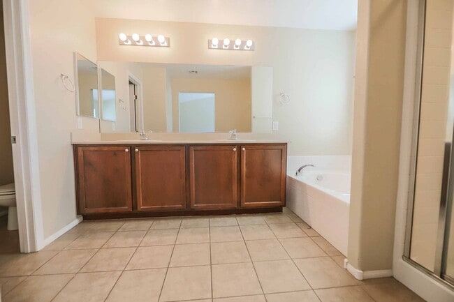 Building Photo - Charming 4 Bedroom Home in Gated Community with Community Pool & Courtyard Entry!
