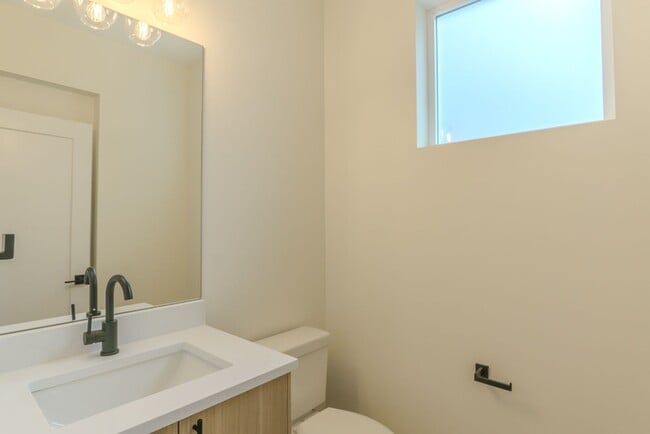 Building Photo - 2Bd/2.25Ba Seattle Home