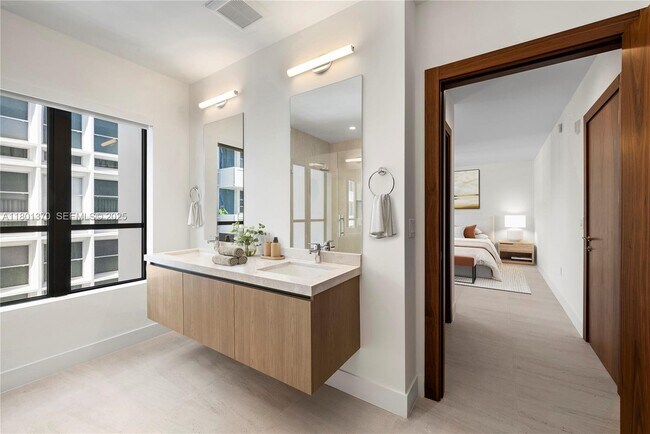 Building Photo - 701 Valencia Ave