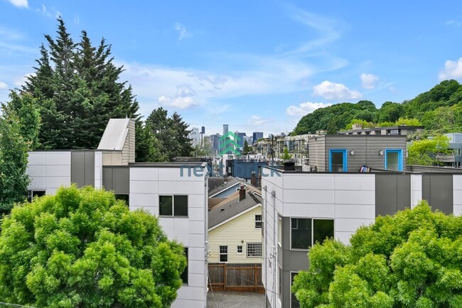Building Photo - 2 BED & 2 BATH TOWNHOUSE FOR RENT