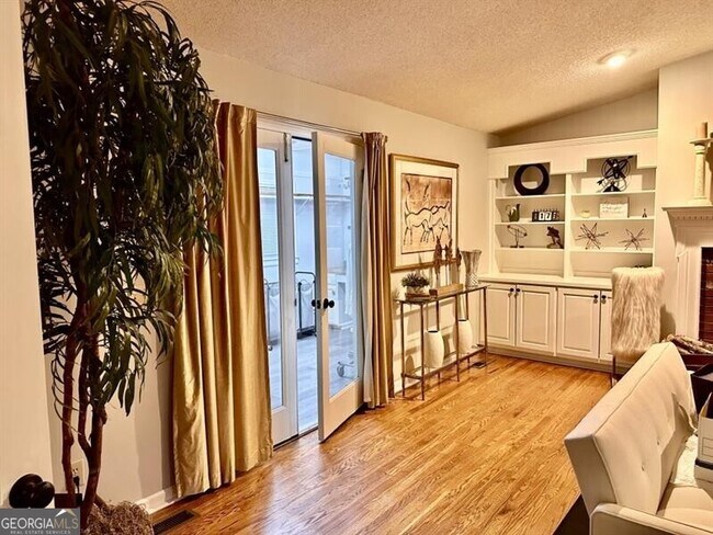 Building Photo - 2805 Pine Hill Dr