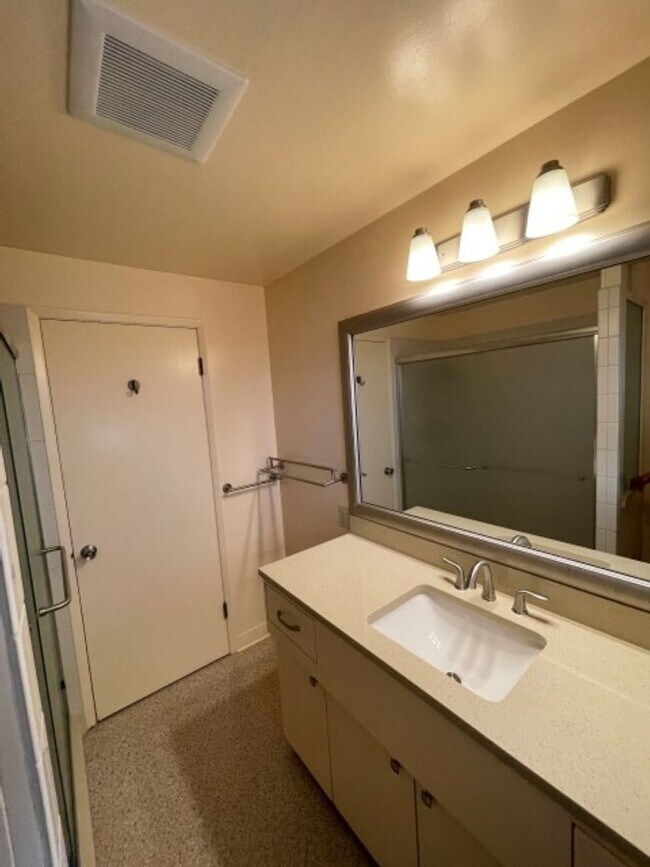 Building Photo - 3Bd/1.75Ba Shoreline House