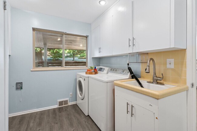 Building Photo - Mid-Century Gregory Heights 4 bedroom 2.25...