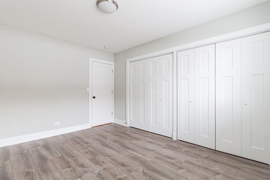 Building Photo - 527 W Surf St