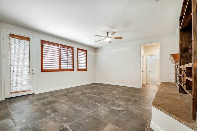 Building Photo - Modern 5 Bedroom in Paseo Del Sol