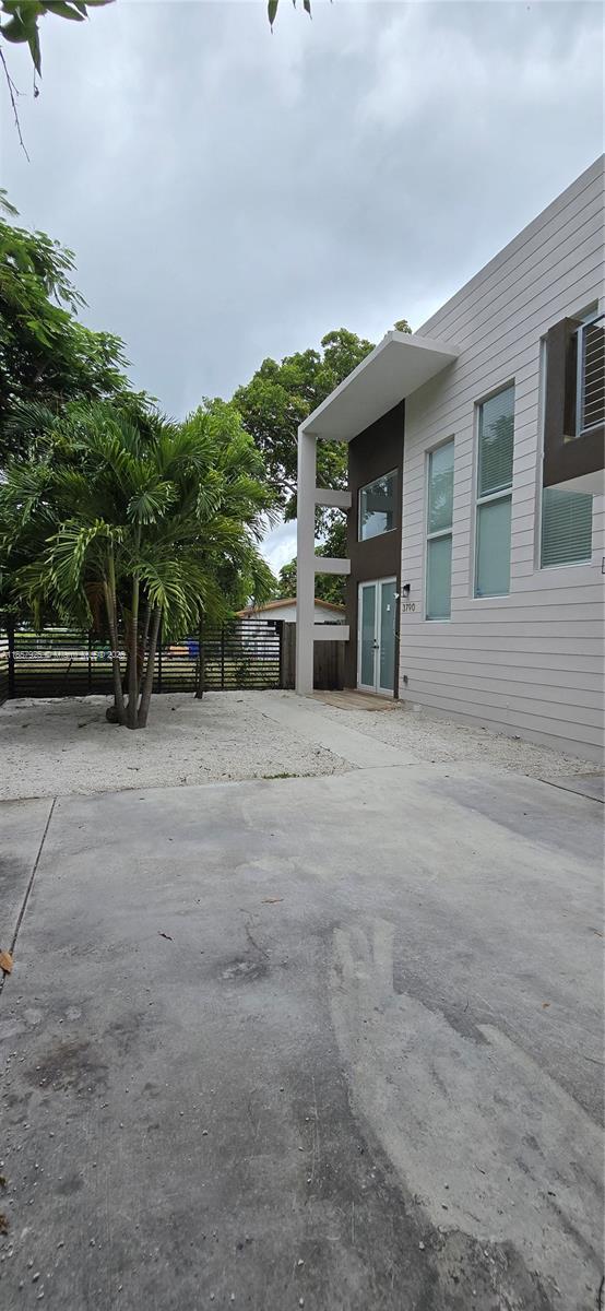 Building Photo - 3790 Oak Ave