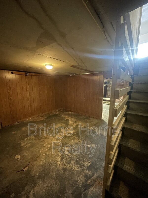 Building Photo - 136 S Spring Ave