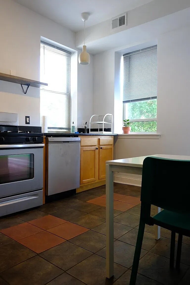 Kitchen - 115 E Girard Ave