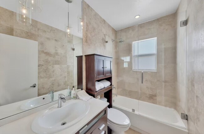 Building Photo - 200 NE 16th Ave