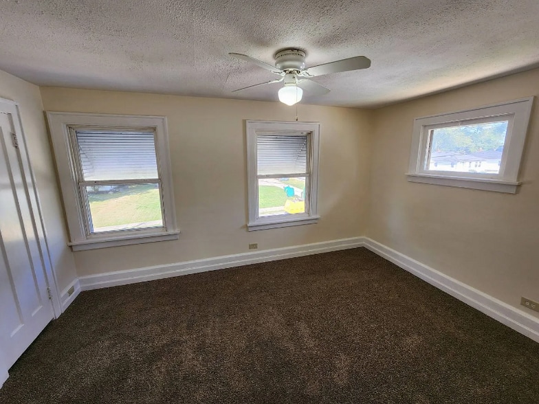 Building Photo - 5161 Greenhurst Dr