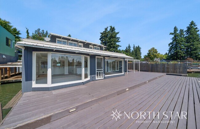 Building Photo - Newly renovated stunning lakefront home.