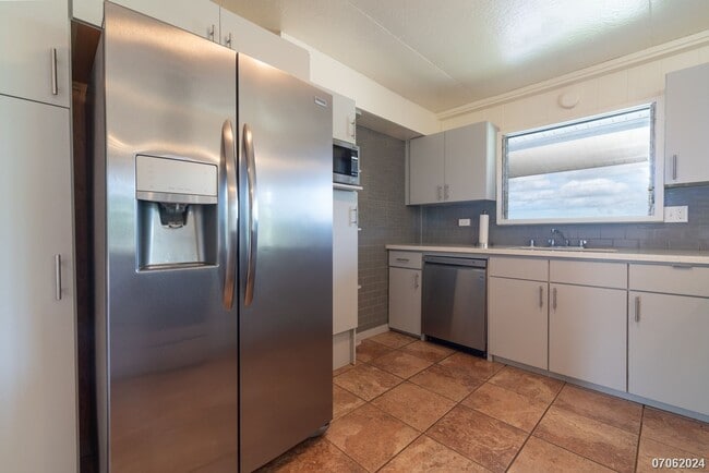 Building Photo - Rarely Available 3BA/2BA/2 Pkg SF in Aiea ...