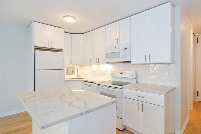 Building Photo - 2400 N Lakeview Ave