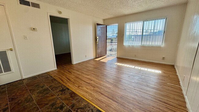 Building Photo - Move-in ready 1-bedroom condo