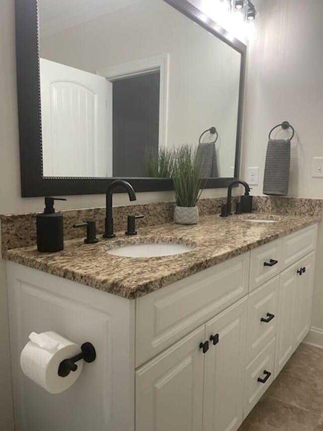 Building Photo - GORGEOUS EXECUTIVE TOWNHOME IN GATED COMMU...