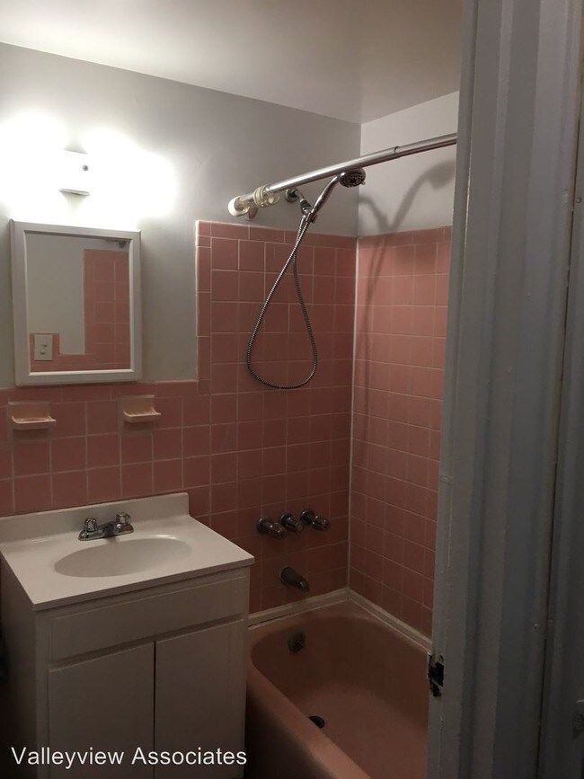 Building Photo - 15 W Funston Ave