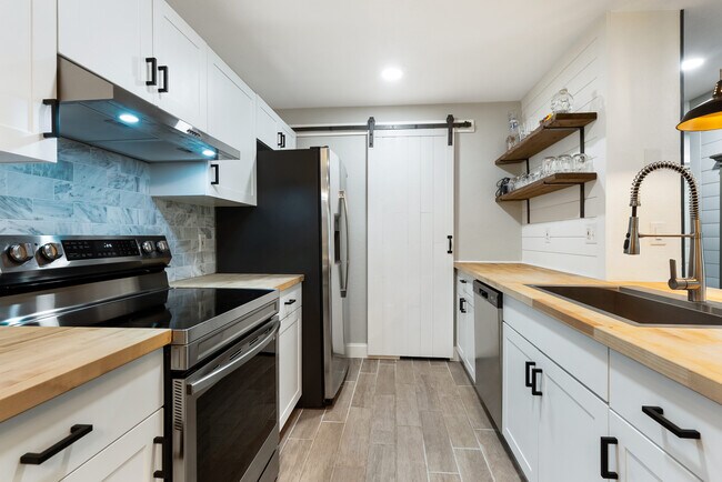 Building Photo - 7424 Vista Way