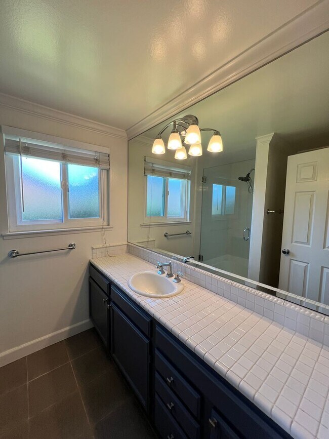 Building Photo - 3 Bed 2.5 Bath Fountain Valley Beauty Now Available