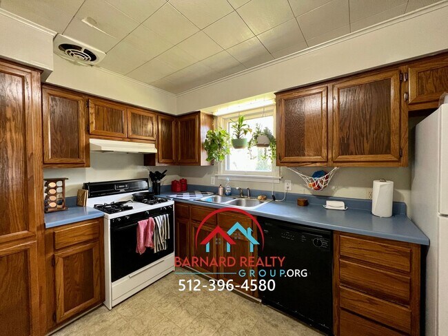 Building Photo - 1007 N LBJ Dr