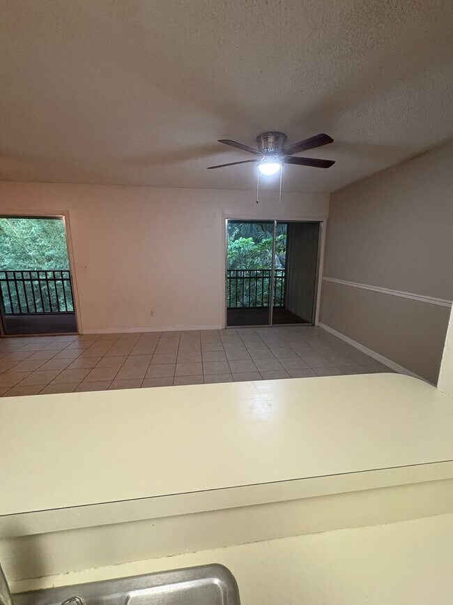 Building Photo - Top-Floor 2 Bed / 2 Bath Condo in Sought-A...