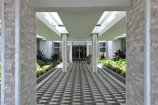 Building Photo - 1913 S Ocean Dr