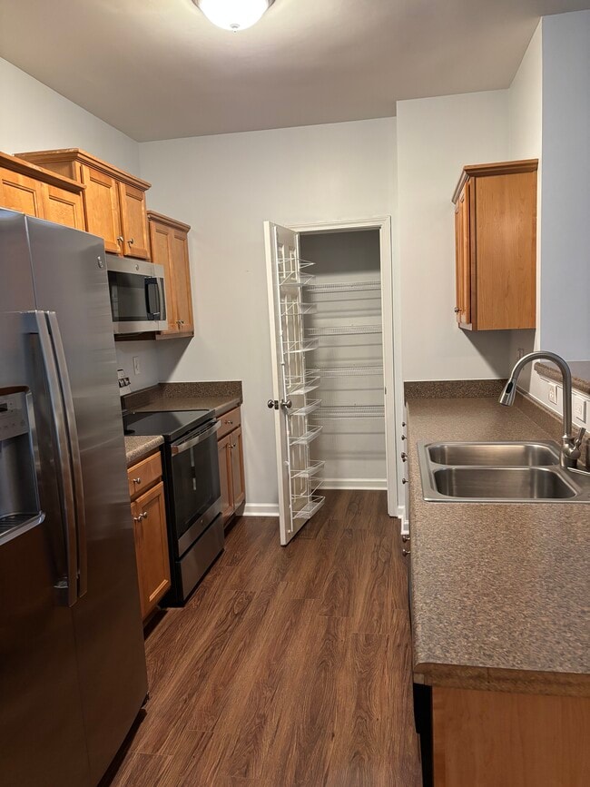 Building Photo - 121 Riverwatch Ct