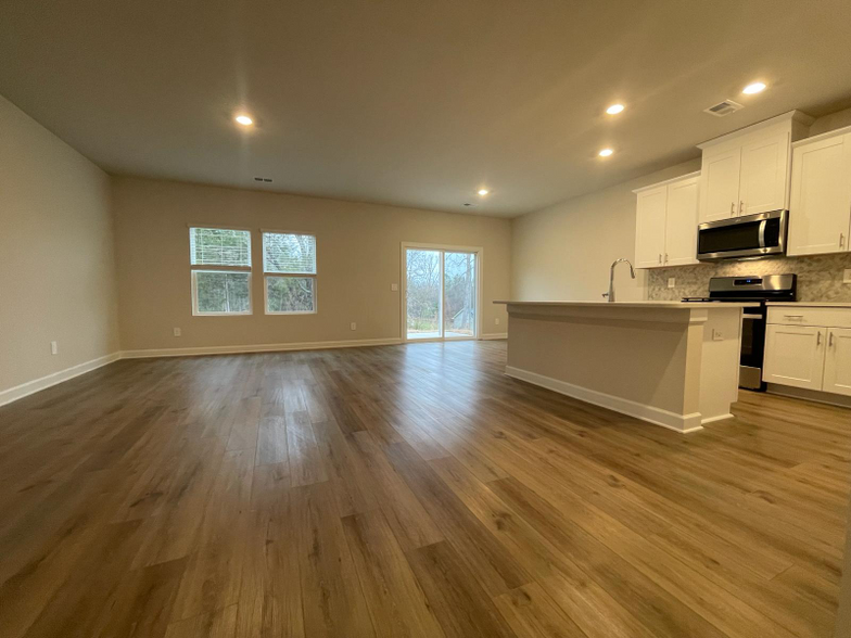 Building Photo - 523 Summit Vw