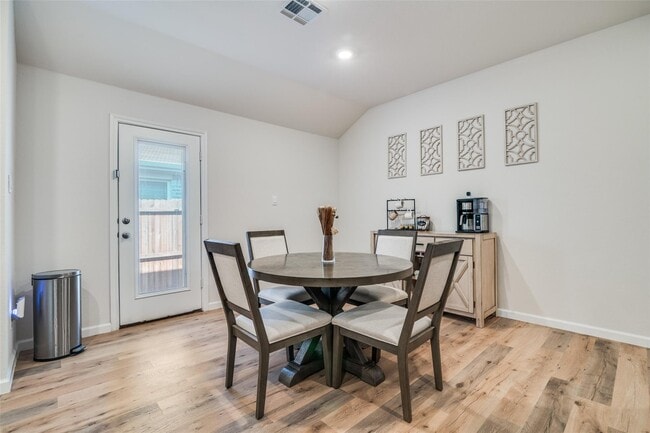 Building Photo - 911 Hay Loft Ln