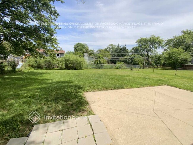 Building Photo - 6899 Meadowbrook Ln