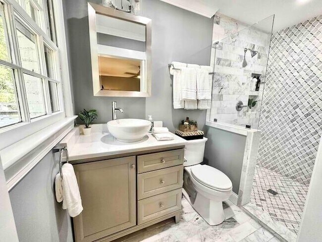 Building Photo - 215 Jayne Ellen Way