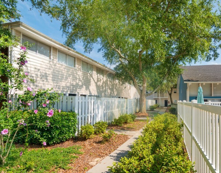 Building Photo - Remodeled Apartments on The Gulf! Gulf Vie...