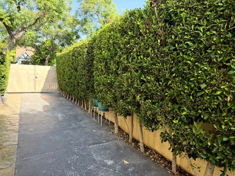 Building Photo - 8730 Rosewood Ave