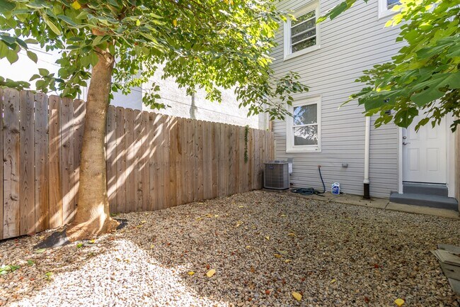Building Photo - 2711 Oakford St