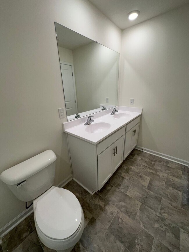 Building Photo - 3 Bedroom / 2.5 Bath Townhome Kingsport, TN