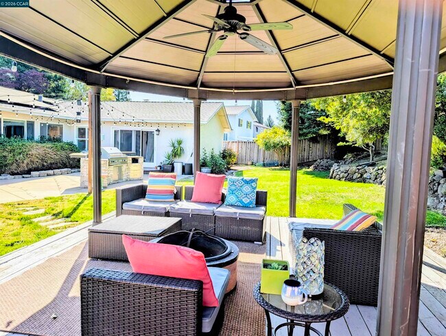 Building Photo - 24 Barcelona Ct