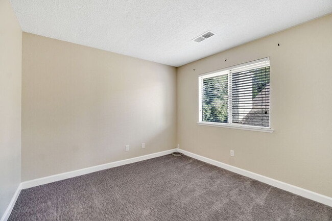 Building Photo - 6733 N Warren Ave