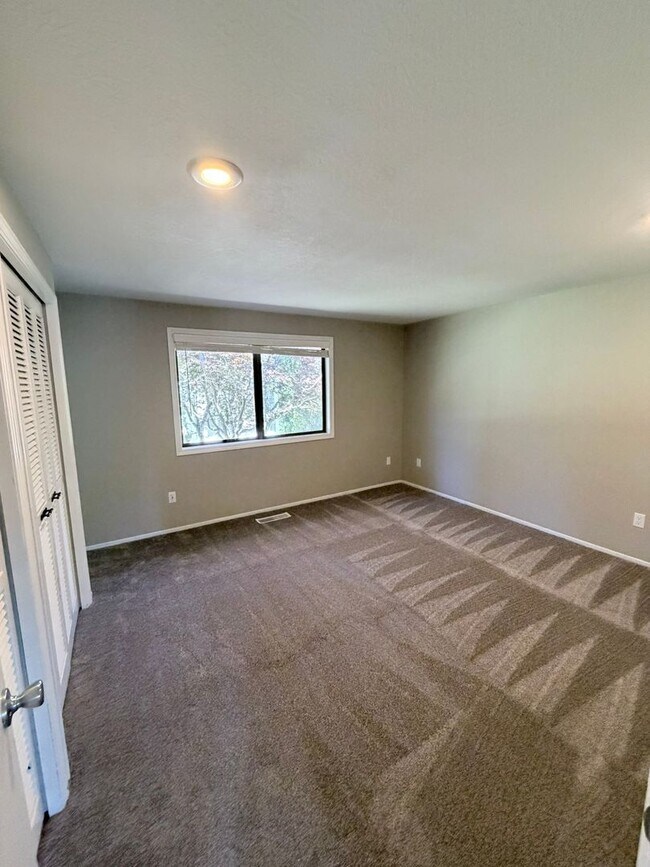 Building Photo - Well Maintained Three Bedroom Home in South Salem