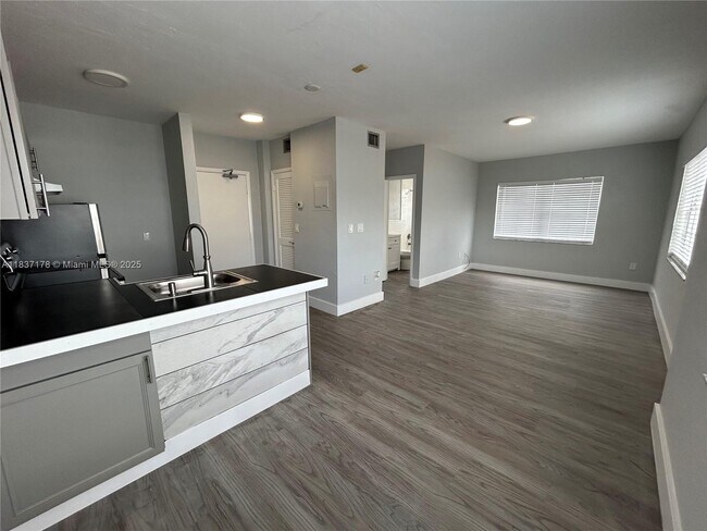 Building Photo - 1360 Collins Ave