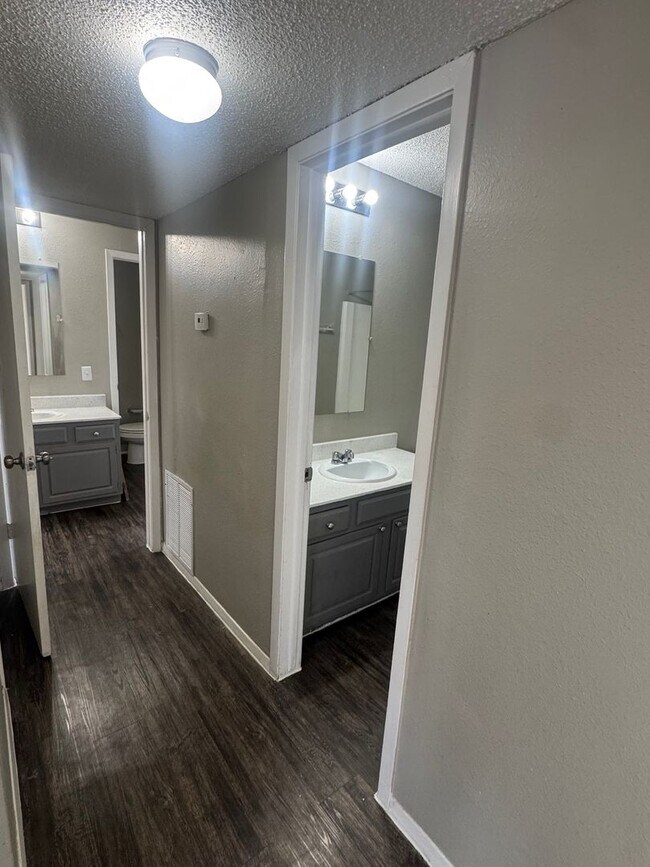 Building Photo - 2417 E 55th Pl