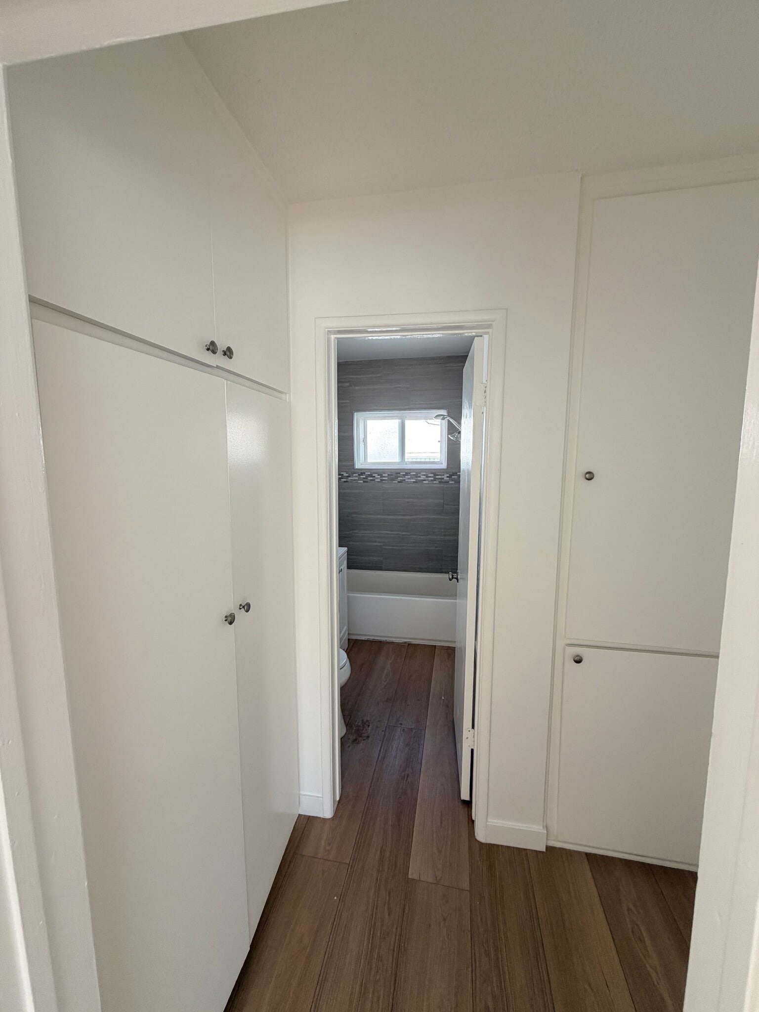 x 4 Closets - 940 S Venice Blvd