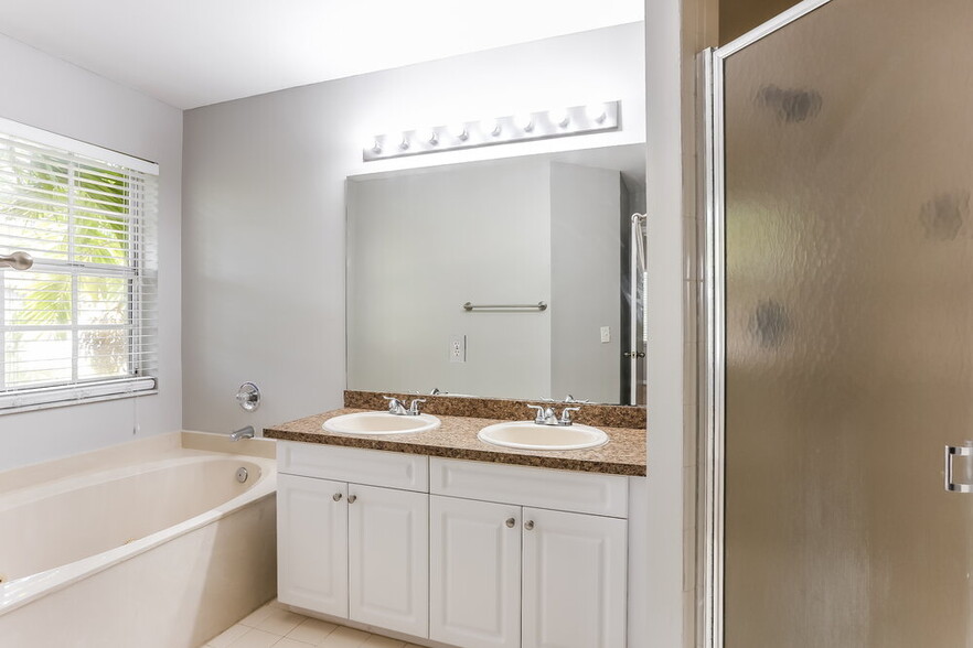 Building Photo - 15400 SW 51st Manor